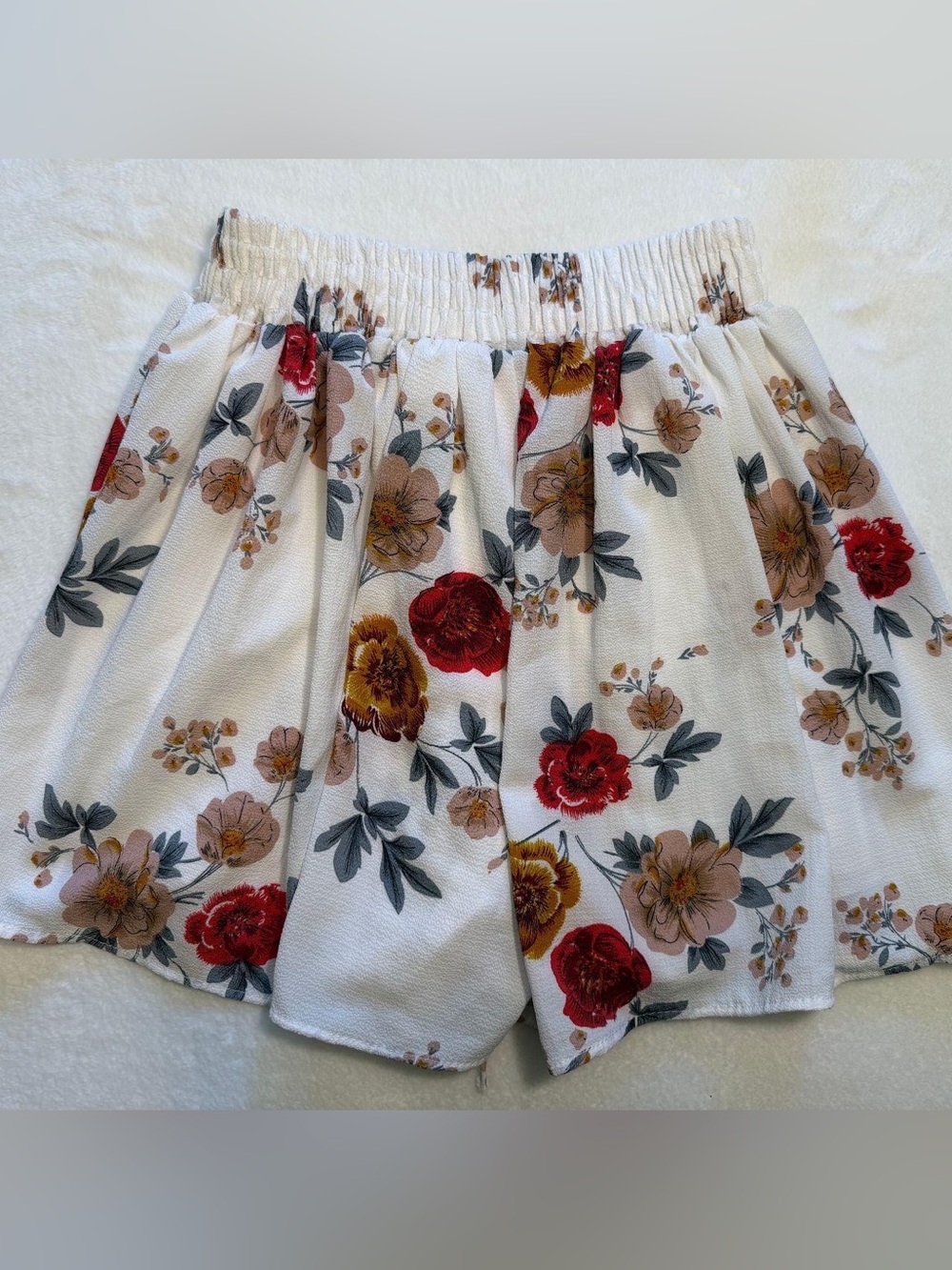 Floral White Women’s Elastic-Waist Shorts